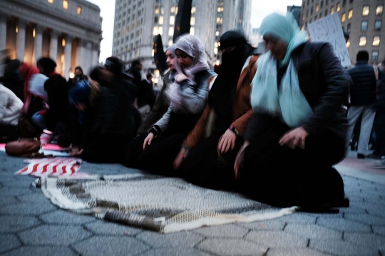 Demo Trump, warga muslim salat di jalan Manhattan