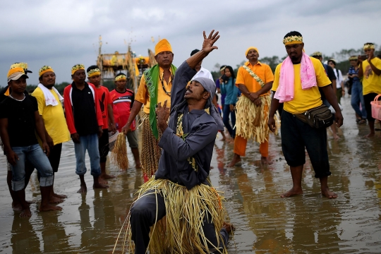 Puja Pantai, ritual mistis Suku Mah Meri menjamu roh laut