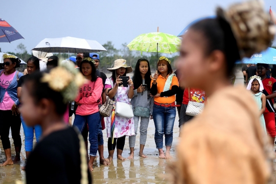 Puja Pantai, ritual mistis Suku Mah Meri menjamu roh laut