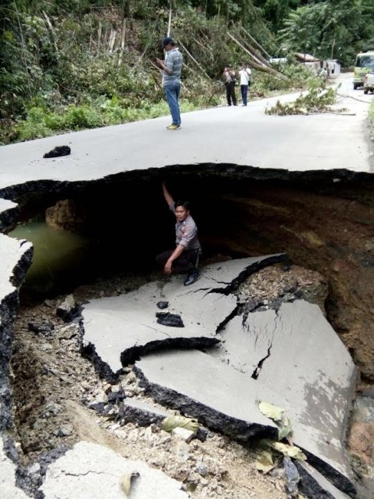 Ini kondisi jalan lintas Samarinda-Berau yang amblas parah