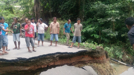 Ini kondisi jalan lintas Samarinda-Berau yang amblas parah