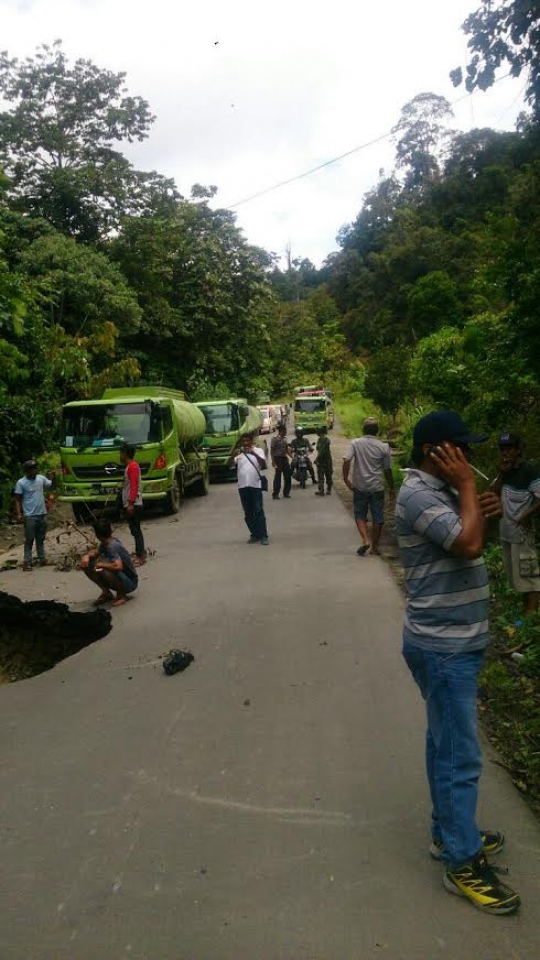 Ini kondisi jalan lintas Samarinda-Berau yang amblas parah