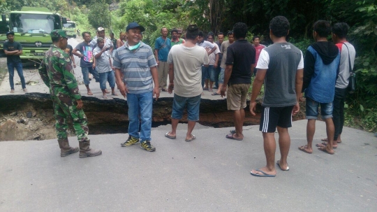 Ini kondisi jalan lintas Samarinda-Berau yang amblas parah
