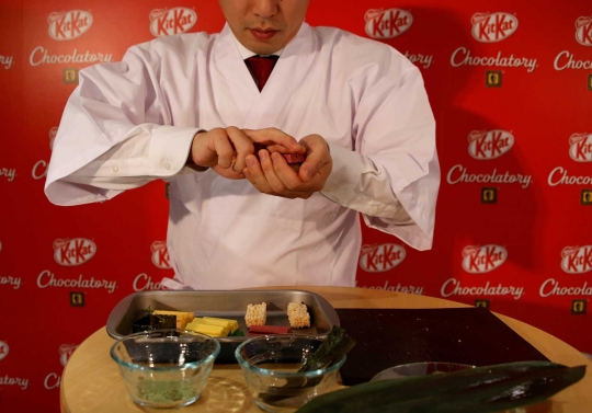 Mencicipi manisnya sushi cokelat Kitkats untuk kado Valentine