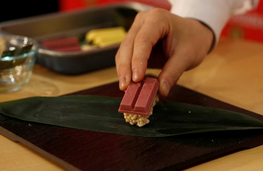 Mencicipi manisnya sushi cokelat Kitkats untuk kado Valentine