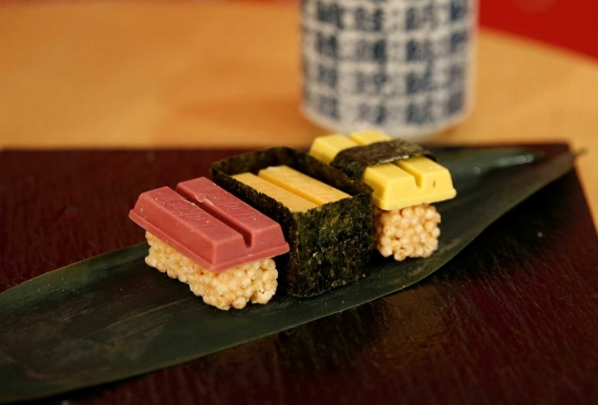 Mencicipi manisnya sushi cokelat Kitkats untuk kado Valentine