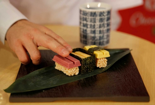 Mencicipi manisnya sushi cokelat Kitkats untuk kado Valentine