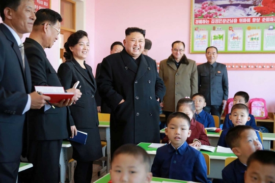 Ekspresi Kim Jong Un ketika dikelilingi anak yatim