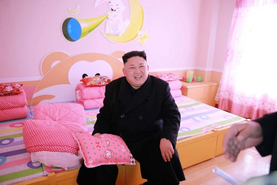 Ekspresi Kim Jong Un ketika dikelilingi anak yatim