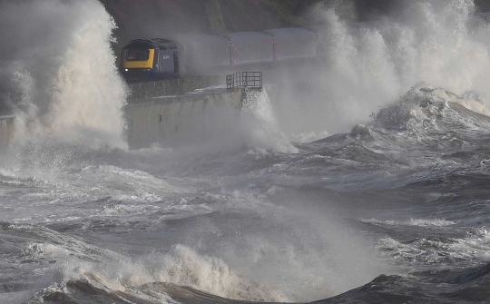 Seramnya ombak raksasa hantam kereta di pantai Inggris