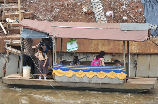 Menyambung hidup dari perahu eretan Kali Ciliwung