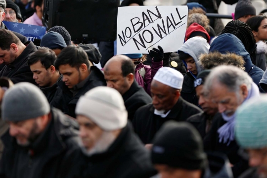 Protes Trump, demonstran salat Jumat di luar Bandara John F Kennedy