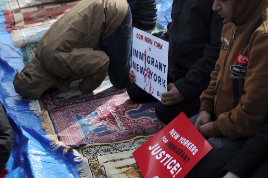 Protes Trump, demonstran salat Jumat di luar Bandara John F Kennedy