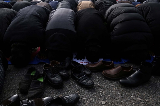 Protes Trump, demonstran salat Jumat di luar Bandara John F Kennedy