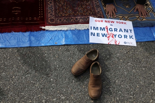 Protes Trump, demonstran salat Jumat di luar Bandara John F Kennedy