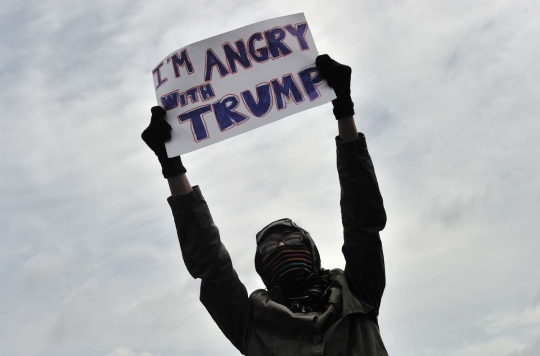 Aksi massa di Kedubes AS kecam kebijakan Donald Trump