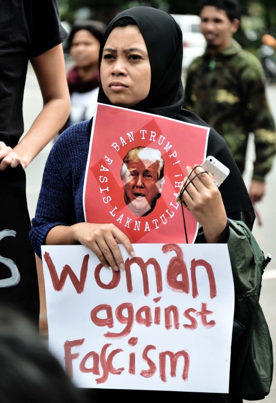 Aksi massa di Kedubes AS kecam kebijakan Donald Trump