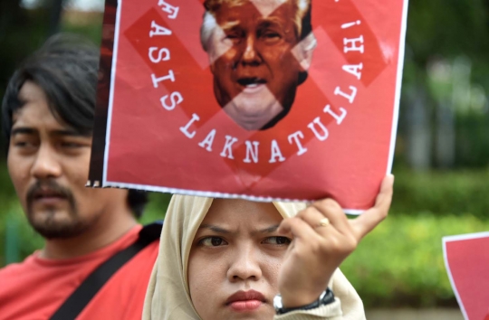Aksi massa di Kedubes AS kecam kebijakan Donald Trump