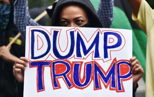 Aksi massa di Kedubes AS kecam kebijakan Donald Trump