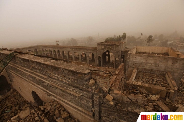 Foto : Meratapi kondisi Masjid Nabi Yunus yang dihancurkan 