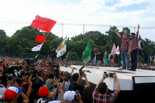 Aksi Slank dan artis pendukung Ahok-Djarot gebrak 'Konser Gue 2'