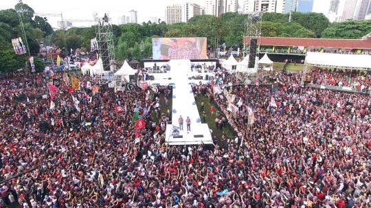 Pantauan udara ribuan pendukung Ahok-Djarot padati 'Konser Gue 2'