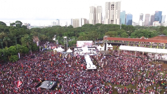 Pantauan udara ribuan pendukung Ahok-Djarot padati 'Konser Gue 2'