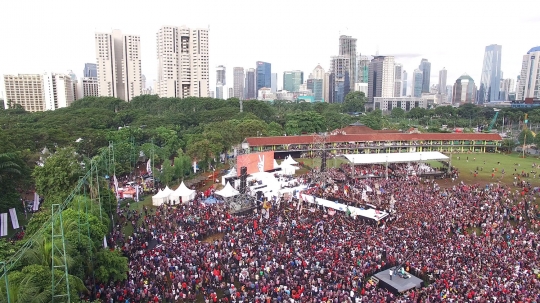 Pantauan udara ribuan pendukung Ahok-Djarot padati 'Konser Gue 2'