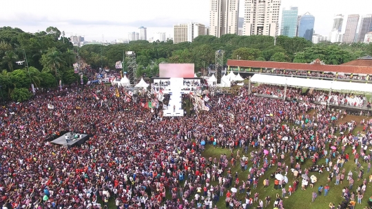 Pantauan udara ribuan pendukung Ahok-Djarot padati 'Konser Gue 2'