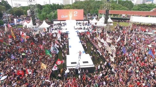 Pantauan udara ribuan pendukung Ahok-Djarot padati 'Konser Gue 2'