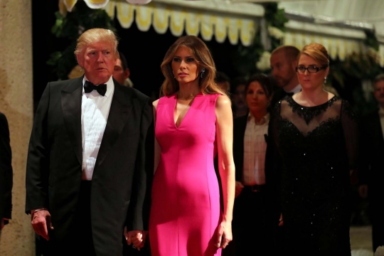 Pesona Melania Trump bergaun 'Hot Pink' di Red Cross Gala