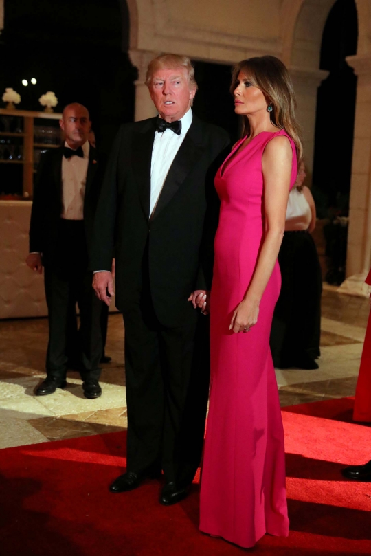 Pesona Melania Trump bergaun 'Hot Pink' di Red Cross Gala