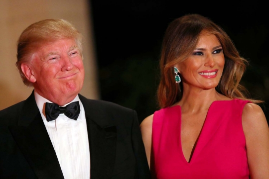 Pesona Melania Trump bergaun 'Hot Pink' di Red Cross Gala