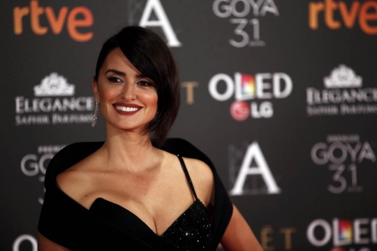 Seksinya Penelope Cruz hadiri Goya Awards 2017