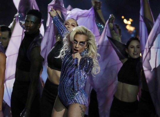 Aksi Lady Gaga menggebrak panggung Super Bowl