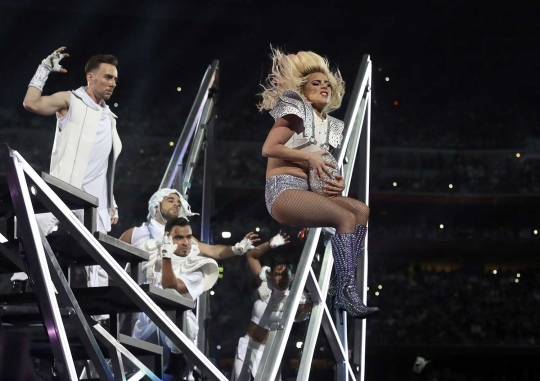 Aksi Lady Gaga menggebrak panggung Super Bowl