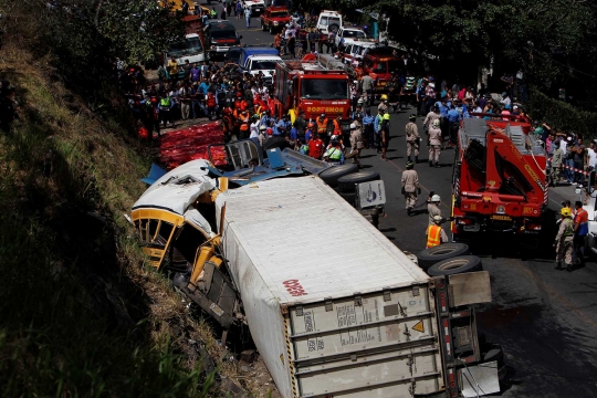 Seperti ini rupa truk gencet bus sekolah di Honduras, 16 orang tewas