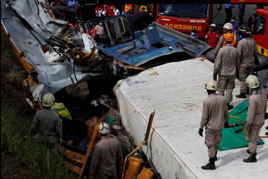 Seperti ini rupa truk gencet bus sekolah di Honduras, 16 orang tewas