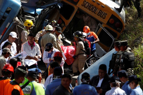 Seperti ini rupa truk gencet bus sekolah di Honduras, 16 orang tewas