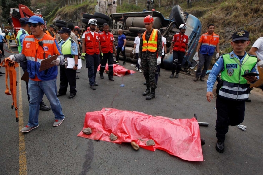 Seperti ini rupa truk gencet bus sekolah di Honduras, 16 orang tewas