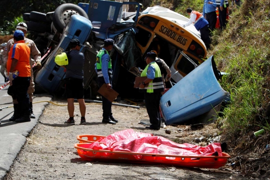 Seperti ini rupa truk gencet bus sekolah di Honduras, 16 orang tewas