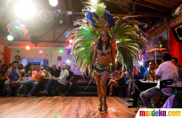 Ketika para transgender bersaing memperebutkan Miss Universe Gay. Miss Universe Gay merupakan kontes kecantikan tahunan dan para pesertanya adalah kaum transgender dari berbagai negara.