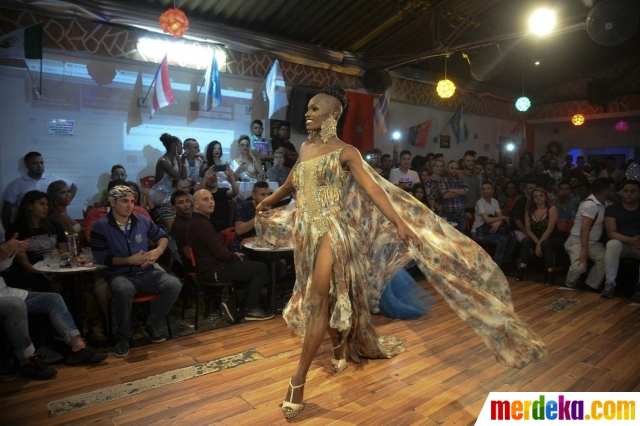 Ketika para transgender bersaing memperebutkan Miss Universe Gay. Miss Universe Gay merupakan kontes kecantikan tahunan dan para pesertanya adalah kaum transgender dari berbagai negara.