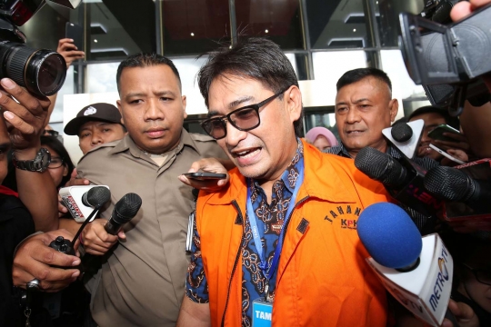 Ekspresi Choel Mallarangeng saat berompi tahanan KPK