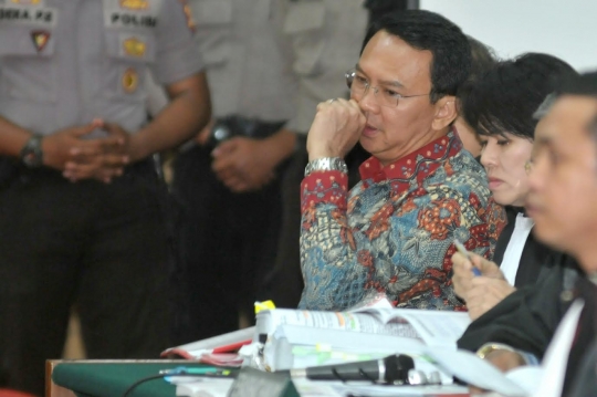 Ekspresi Ahok saat kembali jalani sidang ke-9