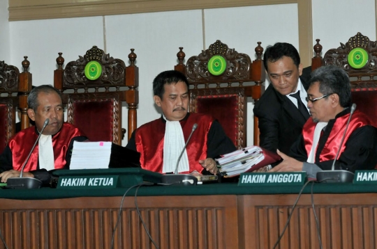 Ekspresi Ahok saat kembali jalani sidang ke-9