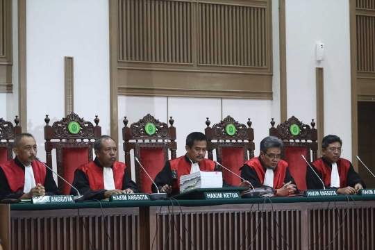 Ekspresi Ahok saat kembali jalani sidang ke-9