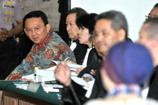 Ekspresi Ahok saat kembali jalani sidang ke-9