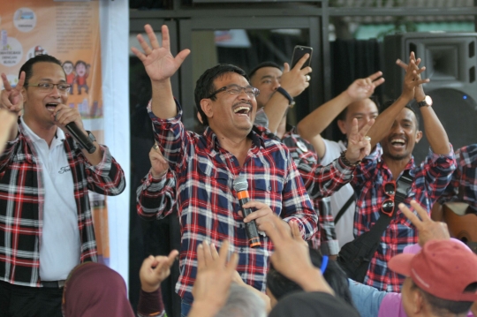 Keseruan Djarot nyanyi bareng warga Radio Dalam