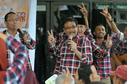 Keseruan Djarot nyanyi bareng warga Radio Dalam